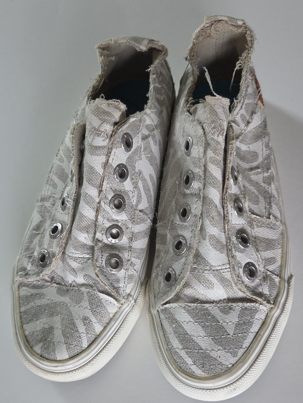Blowfish Malibu Grey Zebra Stripe Play Canvas Slip On Sneakers New Casual 7.5